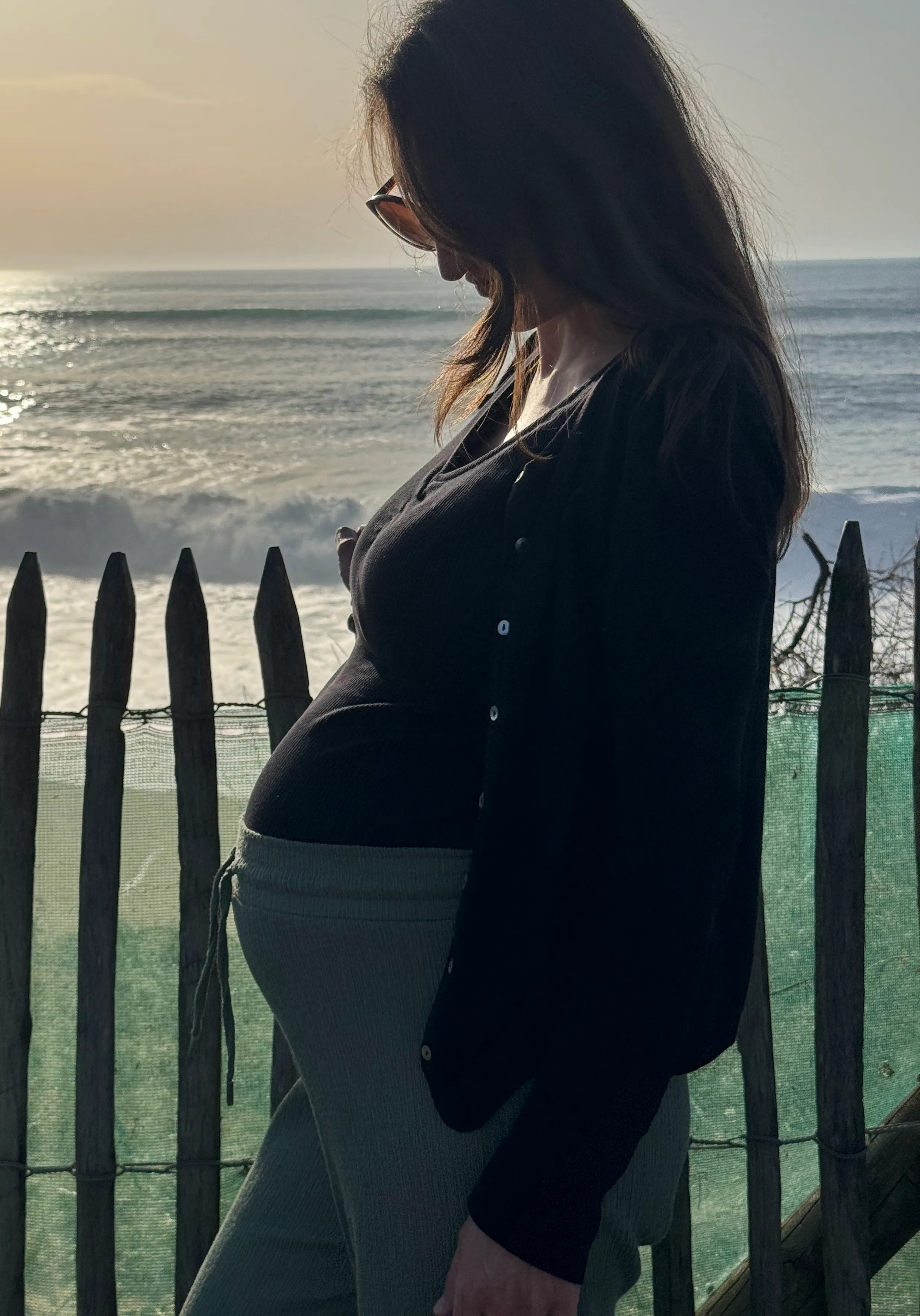 Femme enceinte au bord de l’océan