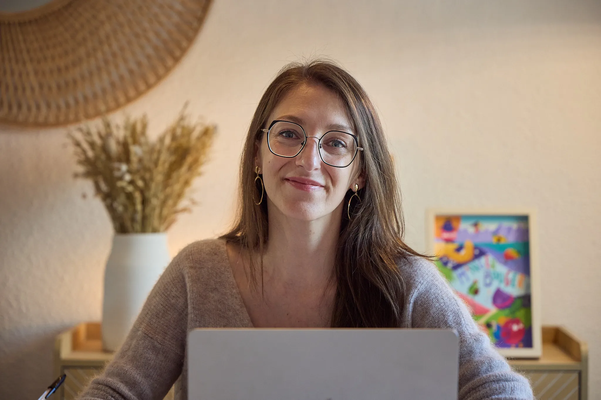 Portrait de Morgane Laborde à son bureau